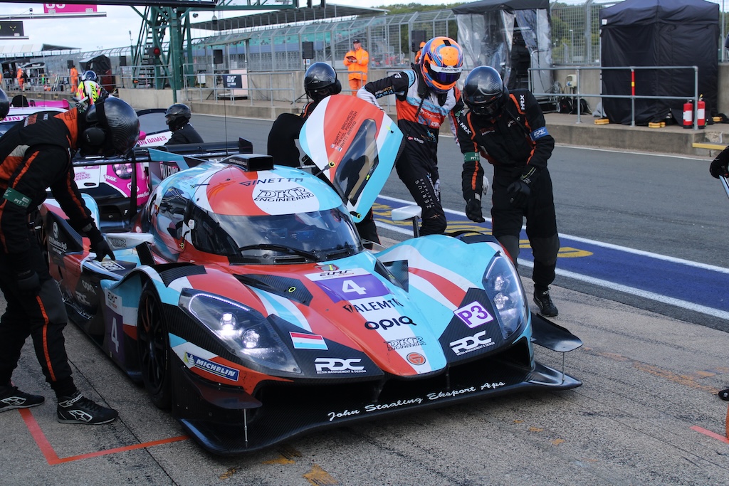 Mikkel Gaarde Pedersen under et pitstop  på Silverstone-banen. 
(Foto: JJ Media)
